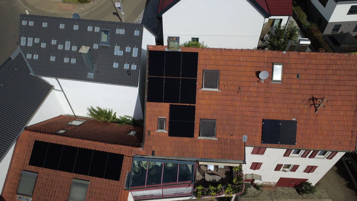 Luftaufnahme: Dächer mit neuen schwarzen Solarmodulen