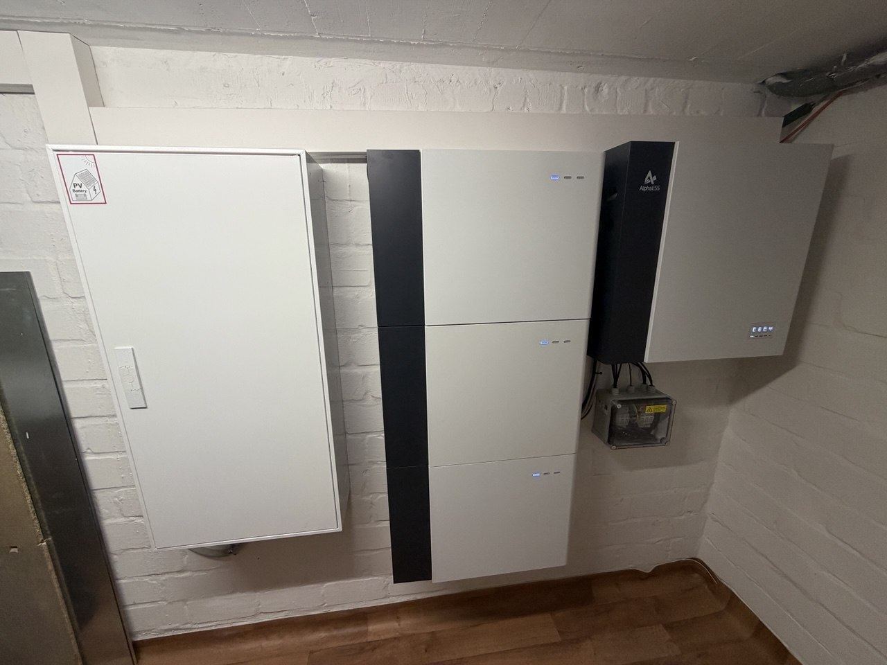 Speicher, Wechselrichter und Zählerschrank im Keller